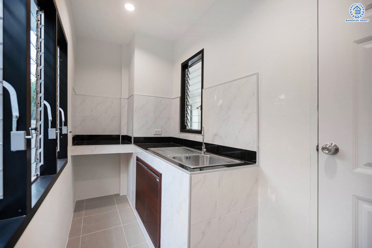 บ้านมือสองตกแต่งใหม่ โครงการ ชวนชื่น ปิ่นเกล้า บนเนื้อที่ 76.9 ตร.ว. พื้นที่ใช้สอยมากถึง 212.5 ตร.ม. ฟังก์ชันจัดเต็ม 3 ห้องนอน 3 ห้องน้ำ จอดรถได้ถึง 2 คัน พร้อมทั้งเปลี่ยนระบบสุขาภิบาลให้ใหม่ พร้อมเข้าอยู่ทันที บนทำเลศักยภาพ เชื่อมต่อหลายเส้นทาง ใกล้จุดขึ้นทางด่วน "ศรีรัช" และรถไฟฟ้าสายสีแดง "สถานีตลิ่งชัน"